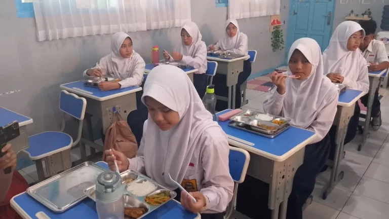 Program Makan Siang Bergizi Gratis Dimulai di Kota Tasikmalaya WhatsApp-Image-2025-01-06-at-22.35.23-1200x675